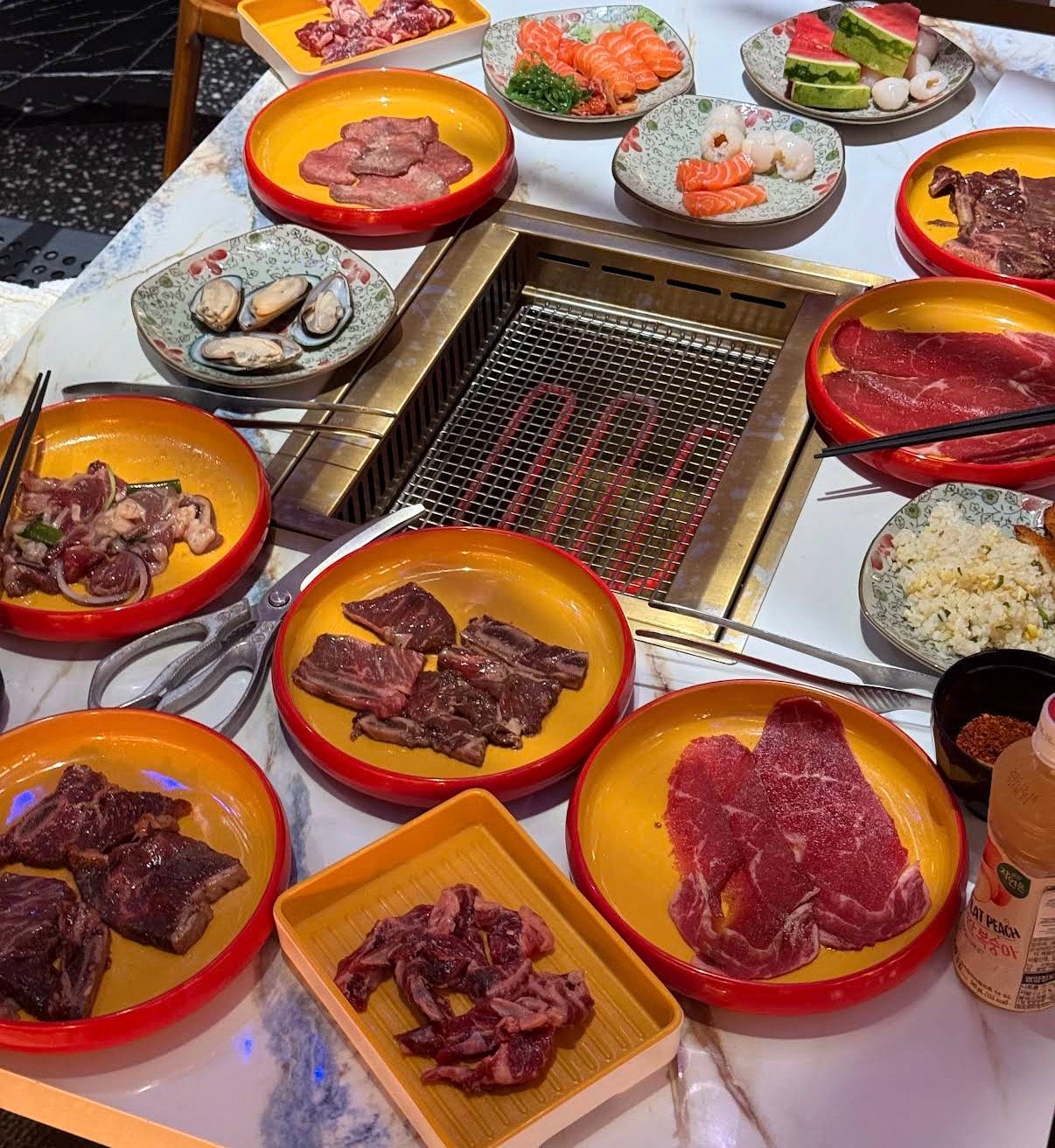 Parrilla de estilo japonés en la mesa en High Yaki