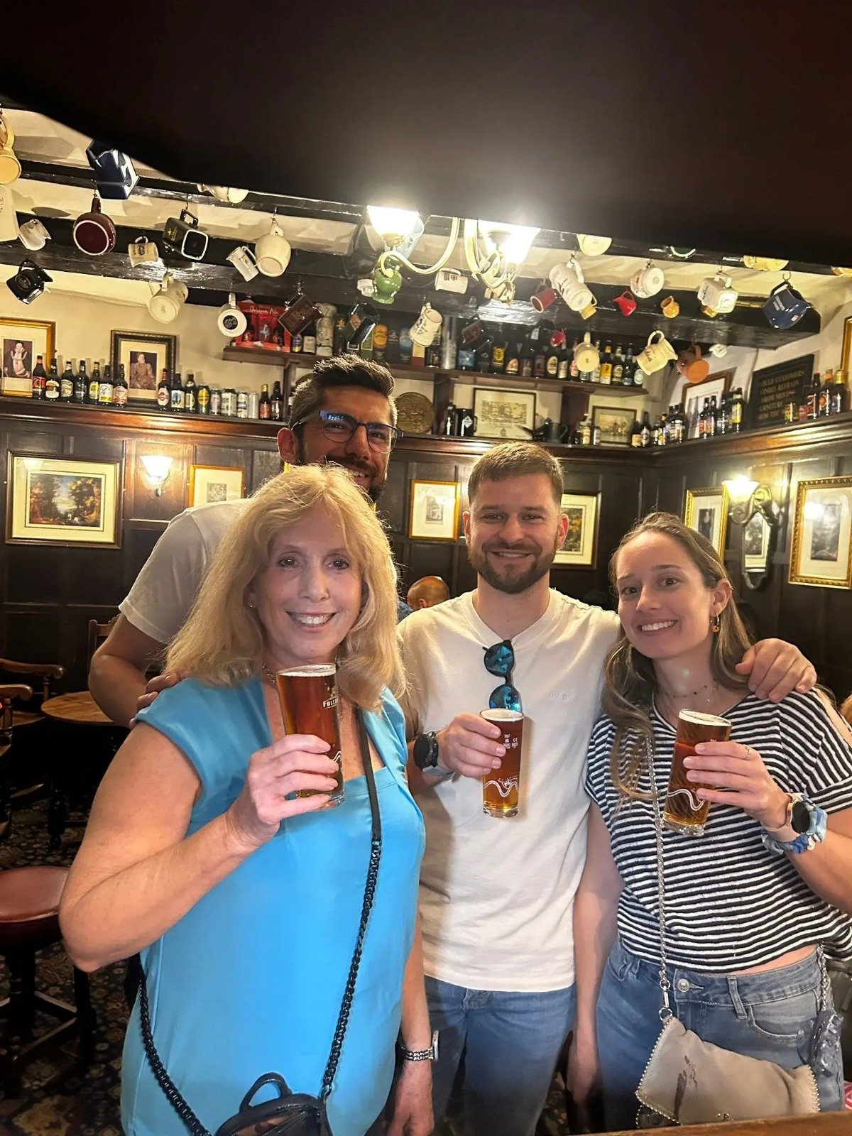 Tour de pubs London- grupo brindando con una pinta